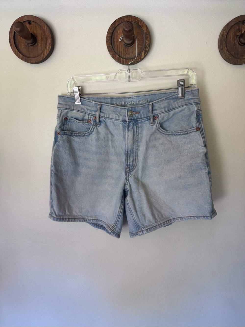 American Eagle Outfitters Light Wash strigid relaxed Denim Jean Shorts size 6